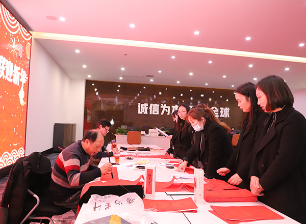 “揮毫寫春聯(lián) 翰墨飄香“寫春聯(lián)活動(dòng)