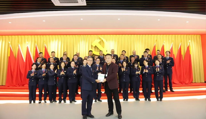 江津區(qū)稅務(wù)局赴三峽電纜開(kāi)展主題黨日活動(dòng)